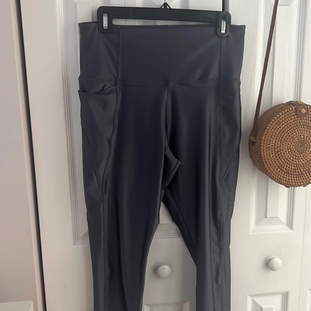 VS PINK Ultimate Crop Leggings